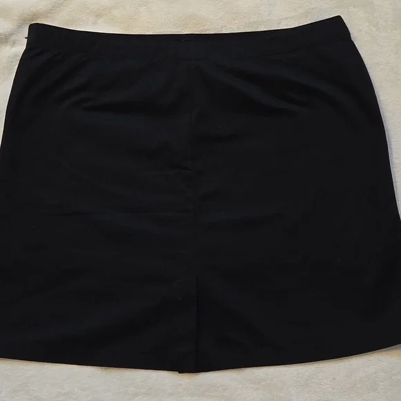 Lands' End Women's Black Golf Skort - Picture 3 of 5